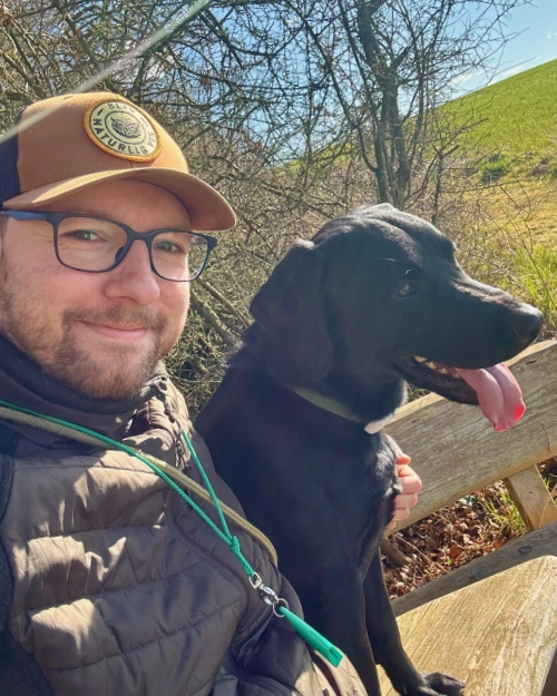 Andreas på tur i naturen med jagthunden Viggo.